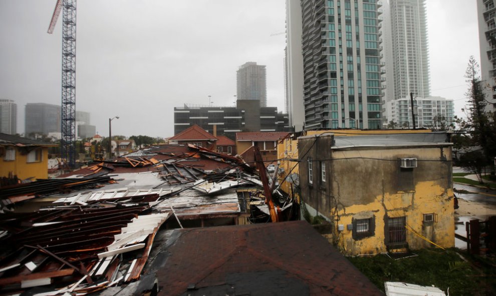 Tejados destrozados en un área residencial del sur de Florida.- REUTERS