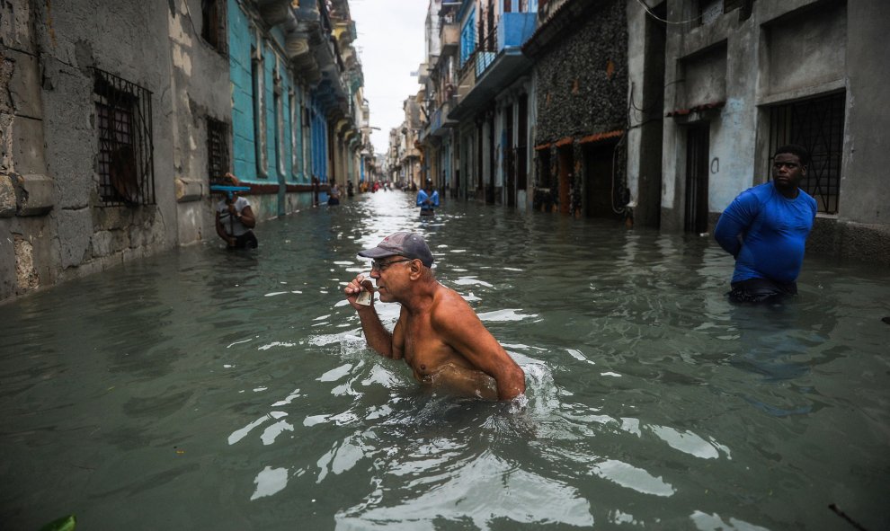 Un hombre pasa por una de las calles inundadas de La Habana. - AFP