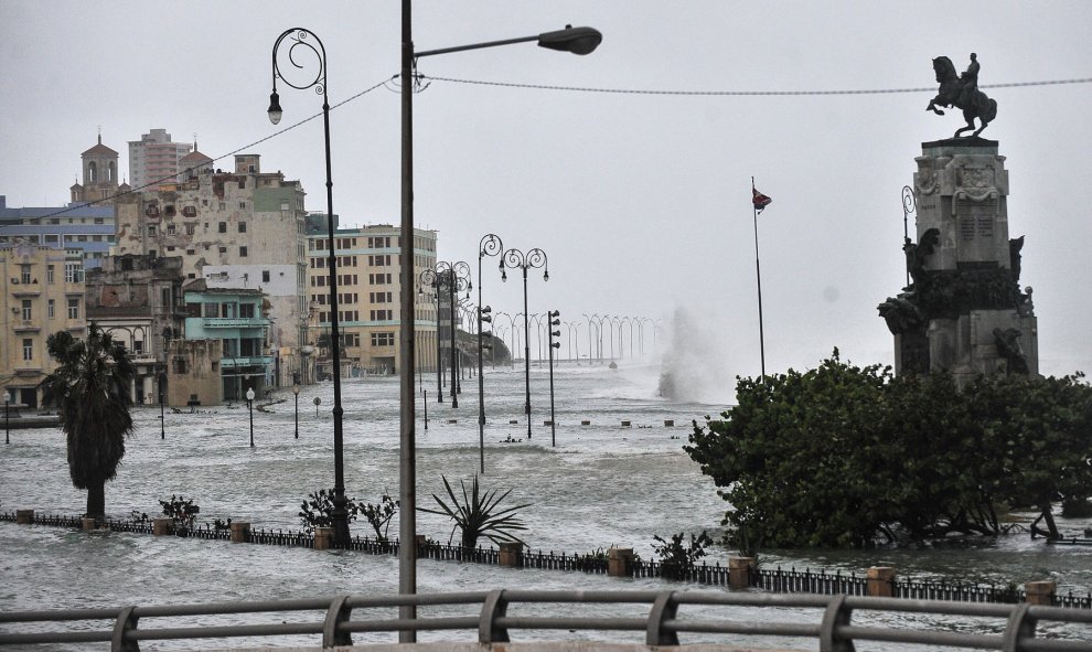 El Malecón de La Habana, desbordado por el agua. - AFP