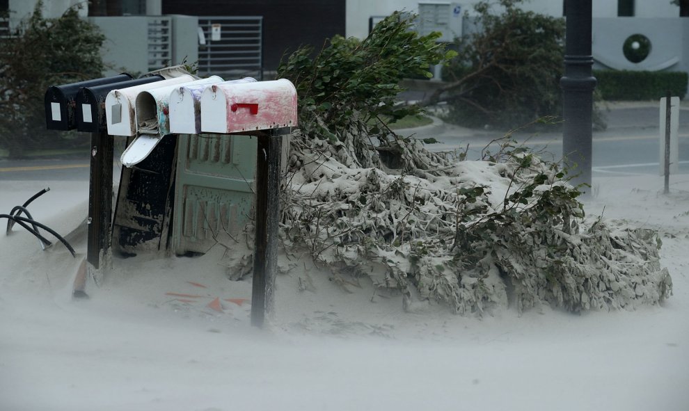 La arena de la playa cubre buzones y arbustos en Pompano Beach, Florida. - AFP