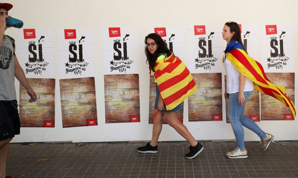 Las calles recorridas por la manifestación están llenas de carteles llamando a la movilización / REUTERS