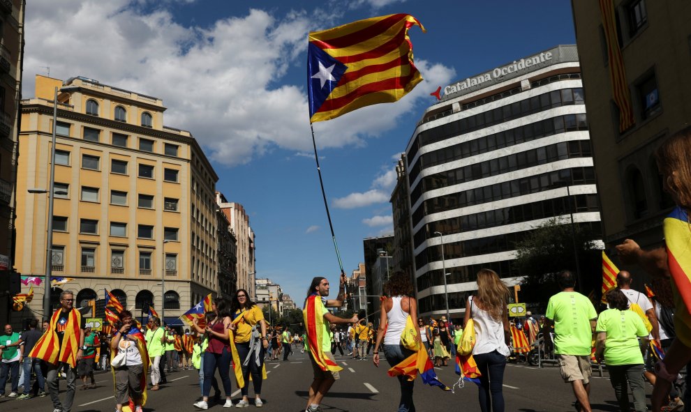 Ha sido, probablemente, una de las manifestaciones más multitudinarias de apoyo a la causa soberanista. Miles y miles de personas, con banderas estrelladas y camisetas amarillas / REUTERS