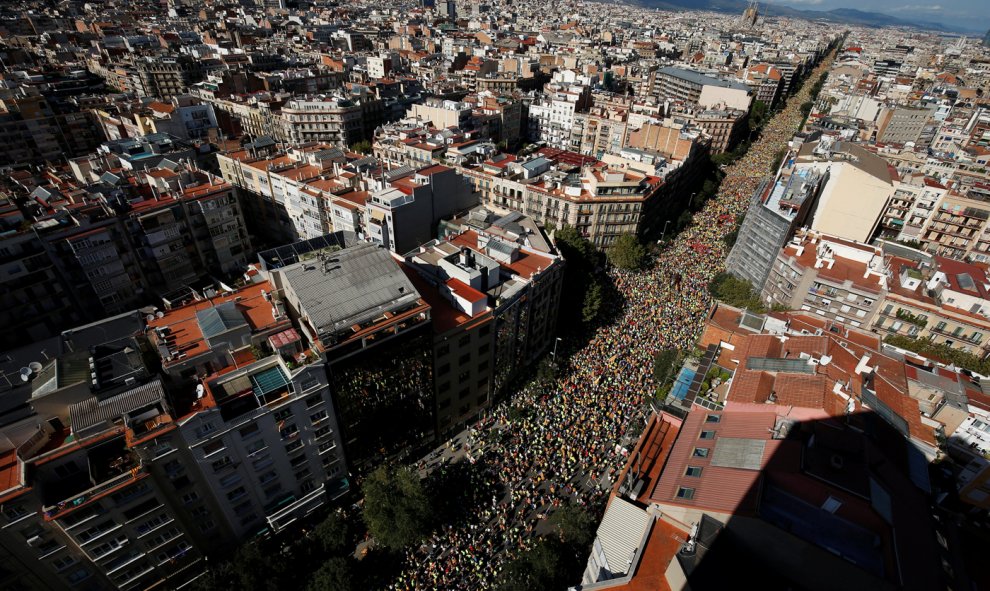 Los convocantes habían llamado a llenar dos de las principales arterias del centro de Barcelona, ​​el Paseo de Gracia y la calle de Aragón. Dos calles perpendiculares, con la idea de formar un gran signo '+', símbolo positivo, de la voluntad de sumar / RE