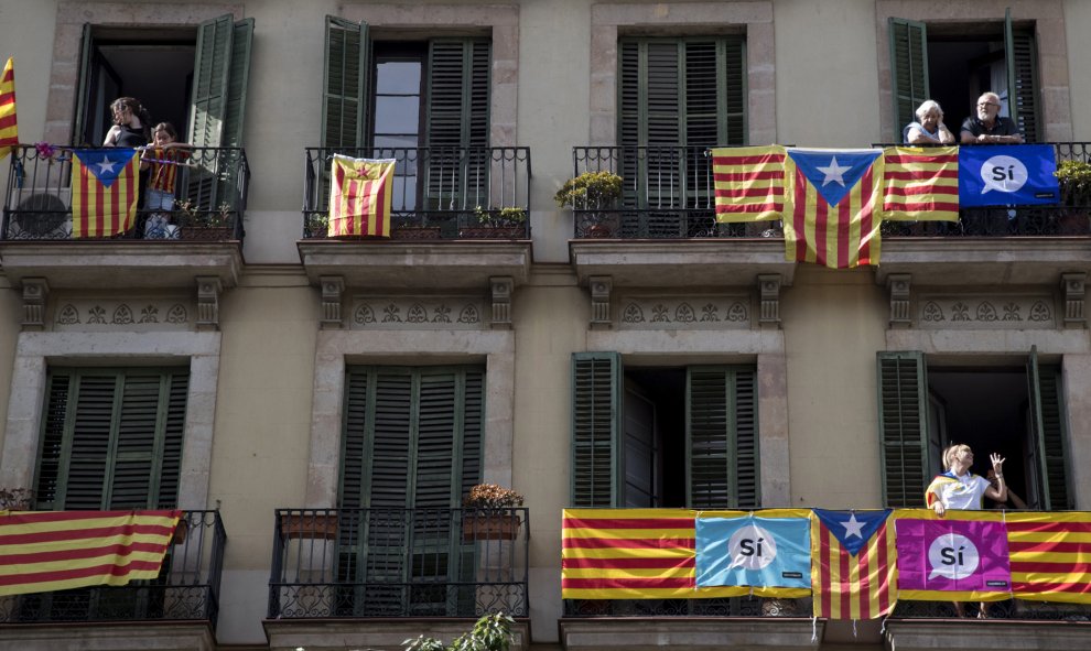 Esteladas cubren varios balcones de Barcelona / EFE