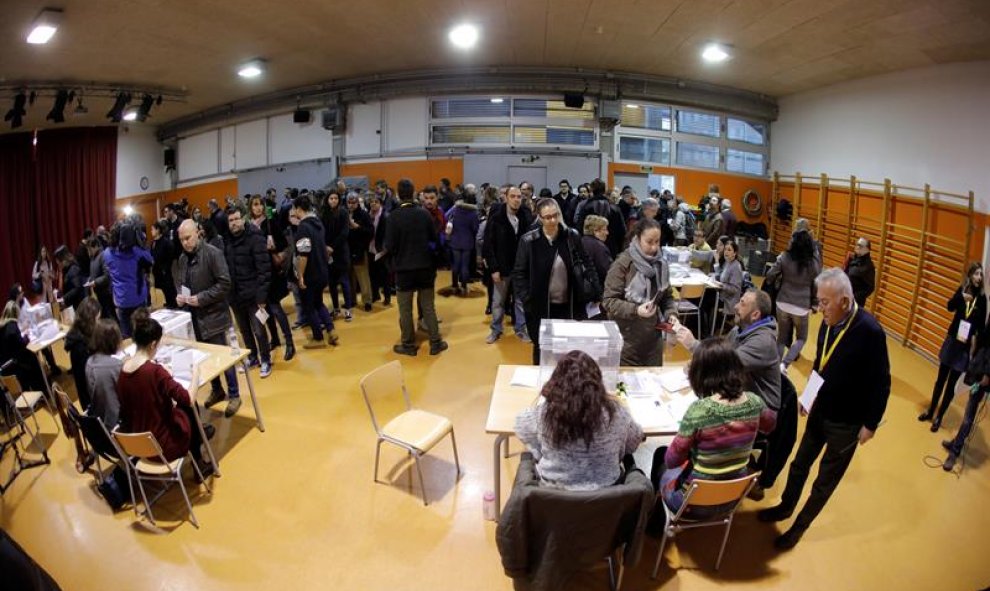 Numerosas personas esperan para votar en las mesas electorales de la Escola Pere IV de la ciudad condal , más de cinco millones y medio de catalanes están llamados a las urnas en esta jornada de elecciones autonómicas.EFE/Juan Carlos Cárdenas