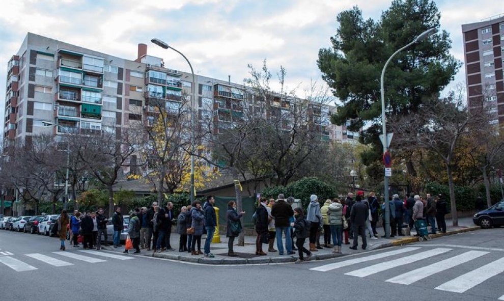 Largas colas en una jornada histórica en Catalunya. / EFE