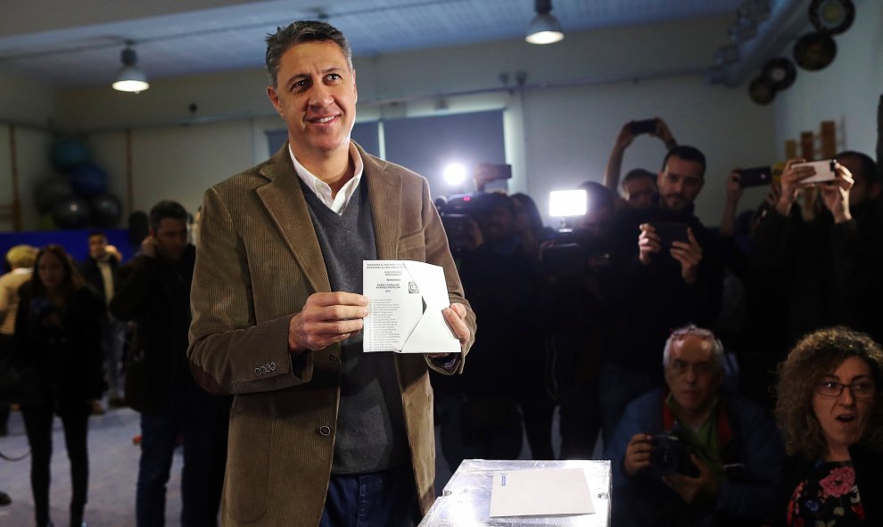 El cabeza de lista a la presidencia de la Generalitat por el PPC, Xavier García Albiol, muestra su voto en la Escola Lola Anglada en la ciudad de Badalona. EFE/Alejandro García