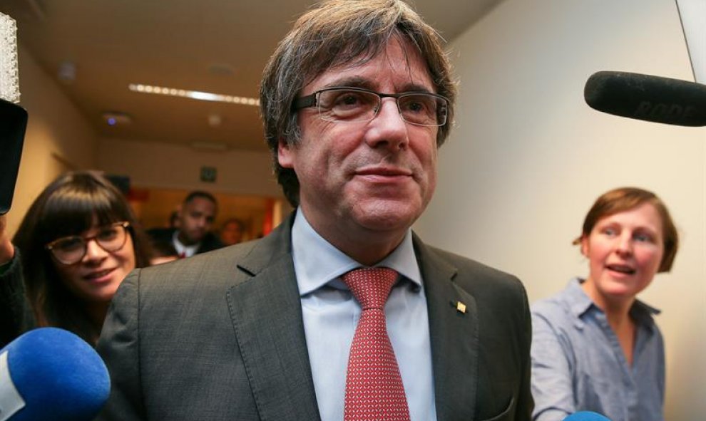 El expresidente de la Generalitat y candidato de Junts per Catalunya, Carles Puigdemont, llega al centro de Convenciones de Bruselas para seguir los resultados de las elecciones regionales catalanas, en la capital belga.EFE/ Stephanie Lecocq