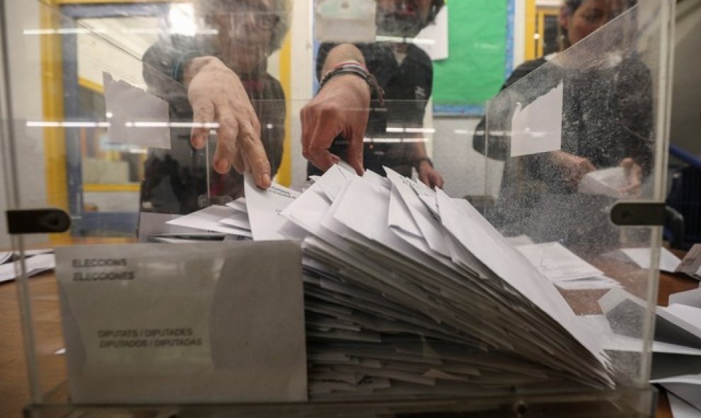 Se cuentan las papeletas en Barcelona después de que cerraran las urnas en las elecciones autonómicas en Catalunya. REUTERS/Albert Gea