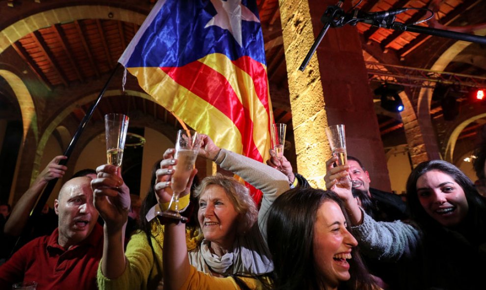 Varias personas celebran en la sede de la ANC el resultado de las elecciones catalanas. REUTERS/Albert Gea