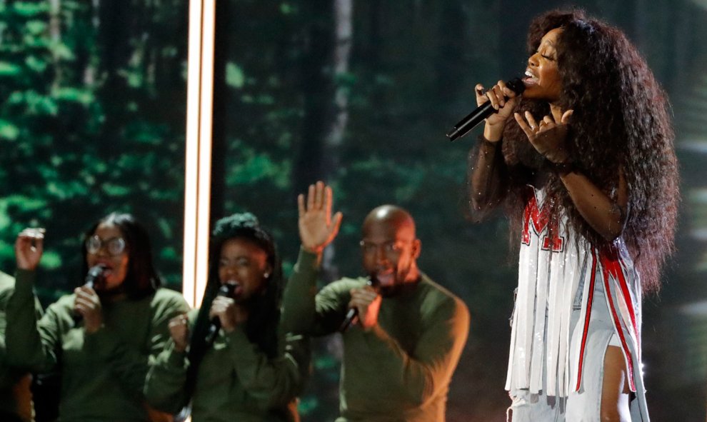 SZA interpreta 'Broken Clocks'.- REUTERS