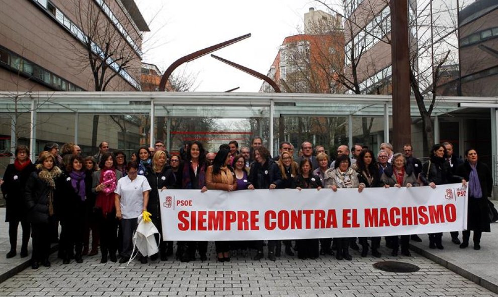 Los diputados socialistas del parlamento madrileño, se concentran antes del comienzo del pleno con motivo del Día Internacional de la Mujer.EFE/Víctor Lerena