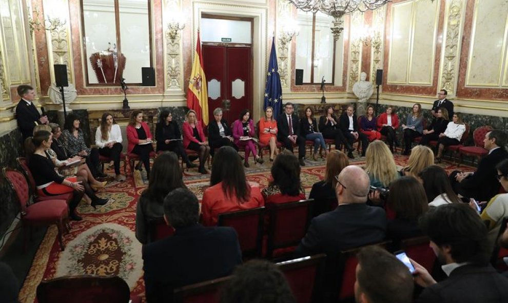 La periodista Lucía Méndez (c), durante su intervención en la Charla-coloquio con motivo del "Día Internacional de la Mujer", que se celebra en la cámara baja. EFE/J.J. Guillén