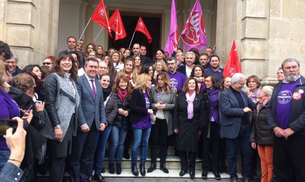 La presidenta de la Junta de Andalucía, Susana Díaz, en la concentración por el Día de la Mujer en Sevilla. /DANI CELA