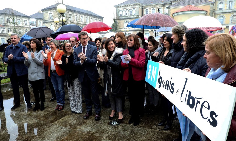 El presidente de la Xunta de Galicia, Alberto Núñez Feijoo (c), y sus conselleiros del gobierno gallego han participado esta mañana en la concentración por la igualdad y contra las discriminaciones por razón de sexo, bajo el lema "Iguais e libres". EFE. X