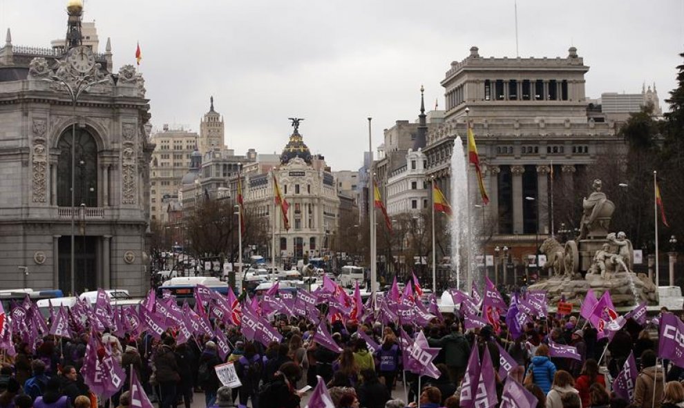 Concentración convocada por los sindicatos en la Plaza de la Cibeles, a las puertas del Ayuntamiento de Madrid, con motivo del Día de la Mujer. EFE/JAVIER LIZÓN