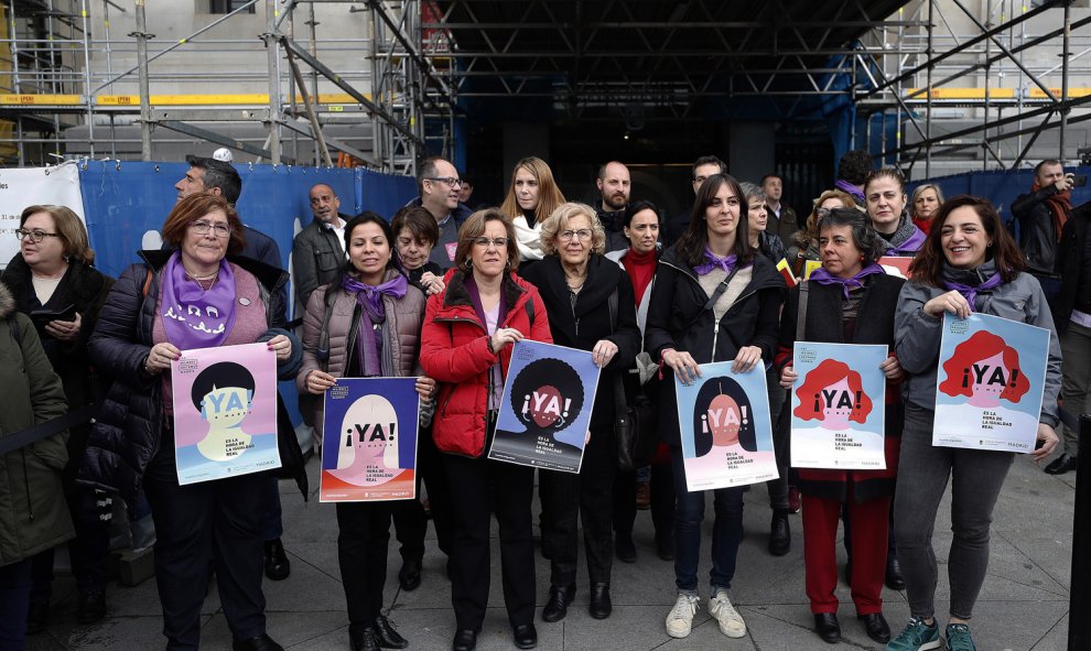 Concentración convocada por los sindicatos en la Plaza de la Cibeles, a las puertas del Ayuntamiento de Madrid, con motivo del Día de la Mujer. EFE/JAVIER LIZÓN