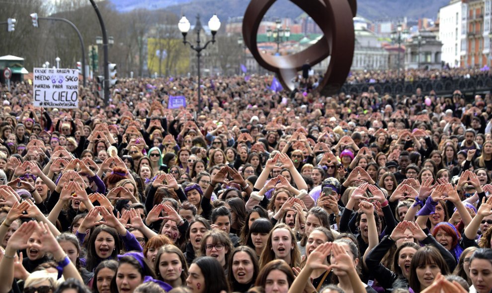 Movilización en el Arenal Bilbaino para celebrar distintos actos reivindicativos en Euskadi durante la jornada de huelga convocada con motivo del Día Internacional de la Mujer . EFE/Luis Tejido