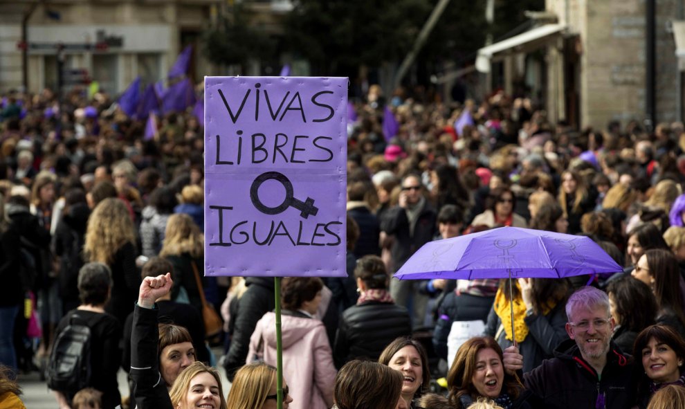 Miles de personas se han manifestado hoy en Vitoria con motivo de la huelga feminista convocada por el Día Internacional de la Mujer. EFE/ David Aguilar