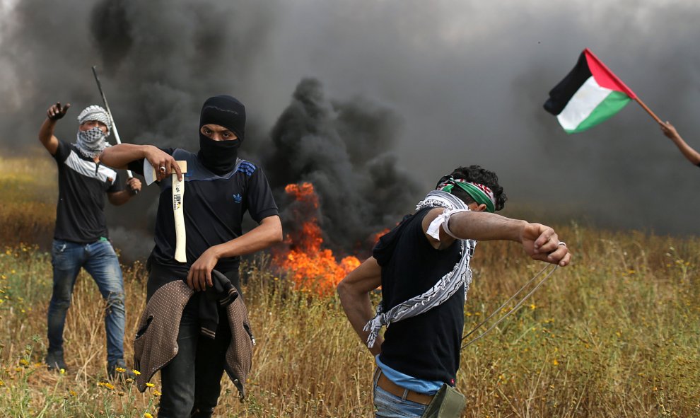 Manifestantes palestinos durante los enfrentamientos con las tropas israelíes durante las protestas a lo largo de la frontera de Israel con Gaza, exigiendo el derecho a regresar a su tierra, ocupada por Israel en 1948. REUTERS / Ibraheem Abu Mustafa