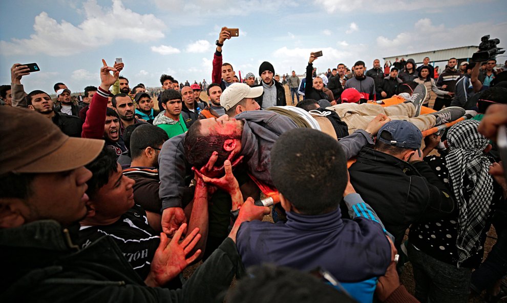 Varios palestinos trasladan a un compañero muerto durante los enfrentamientos con soldados israelíes en el este de Beit Hanun, norte de la Franja de Gaza.- EFE / EPA