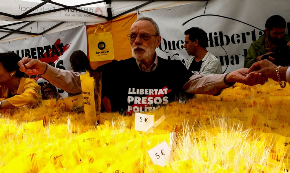 Este año, se reivindica el uso de las flores amarillas en lugar de las rojas como recuerdo a los políticos independentistas encarcelados. / EFE