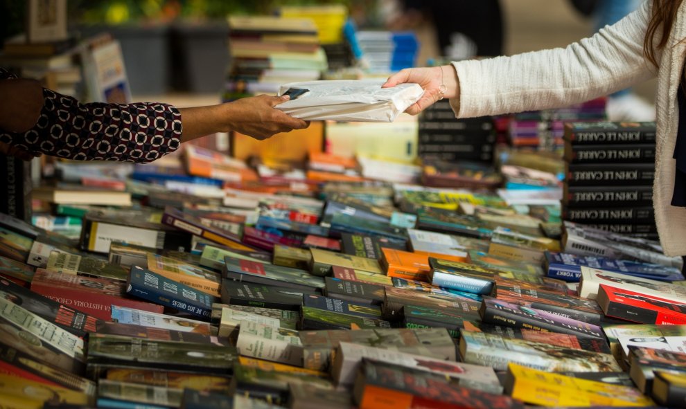 Como es tradición, los catalanes se volverán a regalar libros y rosas, aunque este año muchas será de color amarillo. / EFE