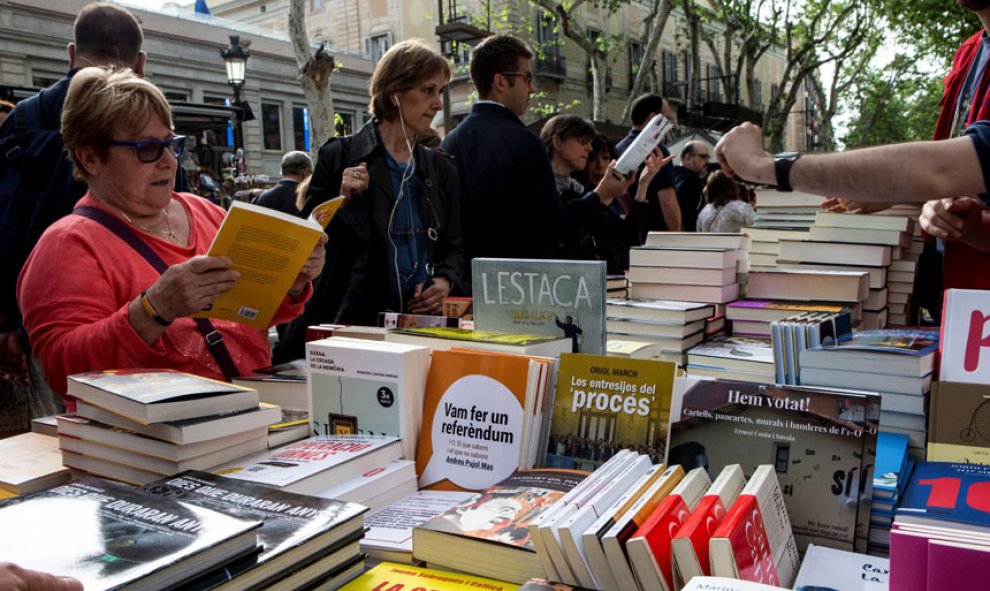 Barcelona vive hoy una nueva Diada de Sant Jordi, en un día laborable tras las dos últimas ediciones celebradas en fin de semana. / EFE