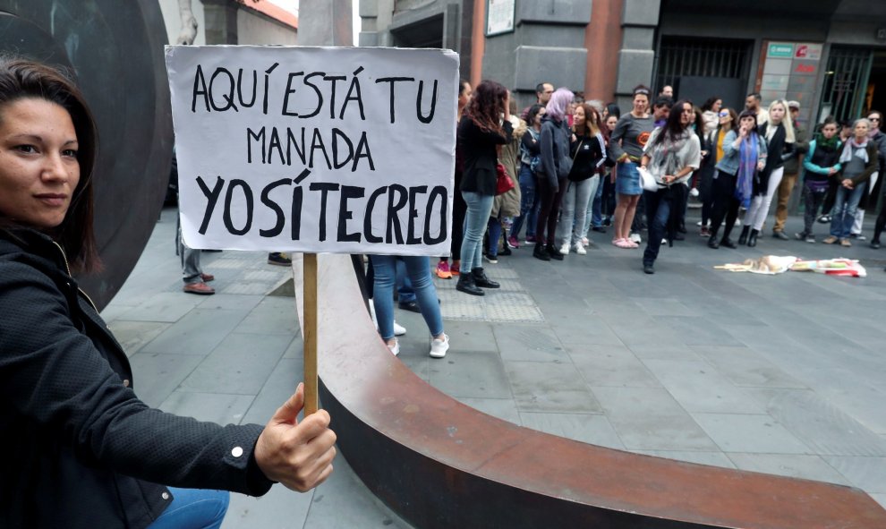 Cientos de personas se han concentrado esta tarde en Las Palmas de Gran Canaria en protesta por el fallo de la Audiencia de Navarra que ha condenado a cada uno de los cinco jóvenes de la llamada Manada a nueve años de cárcel por un delito continuado de ab