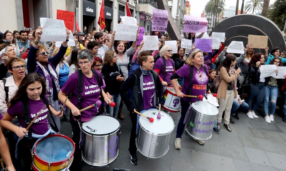 Cientos de personas se han concentrado esta tarde en Las Palmas de Gran Canaria en protesta por el fallo de la Audiencia de Navarra que ha condenado a cada uno de los cinco jóvenes de la llamada "Manada" a nueve años de cárcel por un delito continuado de