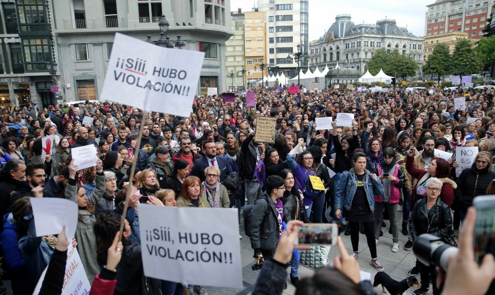 Miles de personas han salido hoy a la calles de Oviedo, Gijón y Avilés en protesta por la sentencia del juicio de "la Manada" al grito de "Yo sí te creo" o "Todos somos la víctima". En la imagen, manifestación en Oviedo. EFE/José Luis Cereijido.