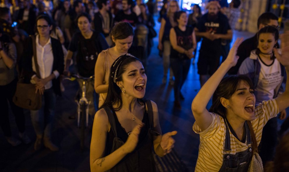 La manifestación contra la sentencia a los cinco jóvenes de 'la manada', a su paso por la Puerta del Sol de Madrid.- JAIRO VARGAS