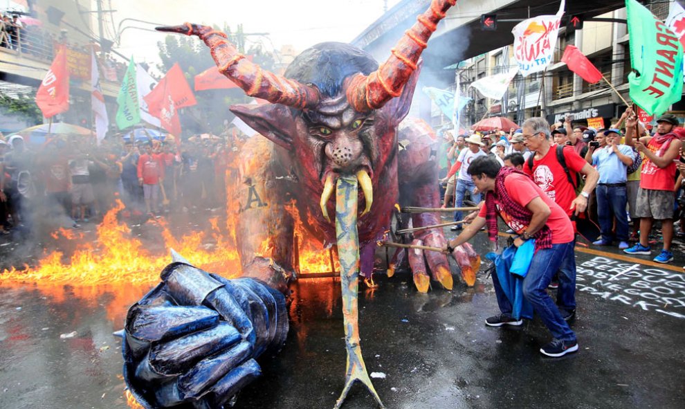 Los manifestantes prenden fuego a una efigie que representa al presidente filipino Rodrigo Duterte, frente al palacio presidencial de Malacanang, en Manila, en la marcha del Primero de Mayo.. REUTERS/Romeo Ranoco