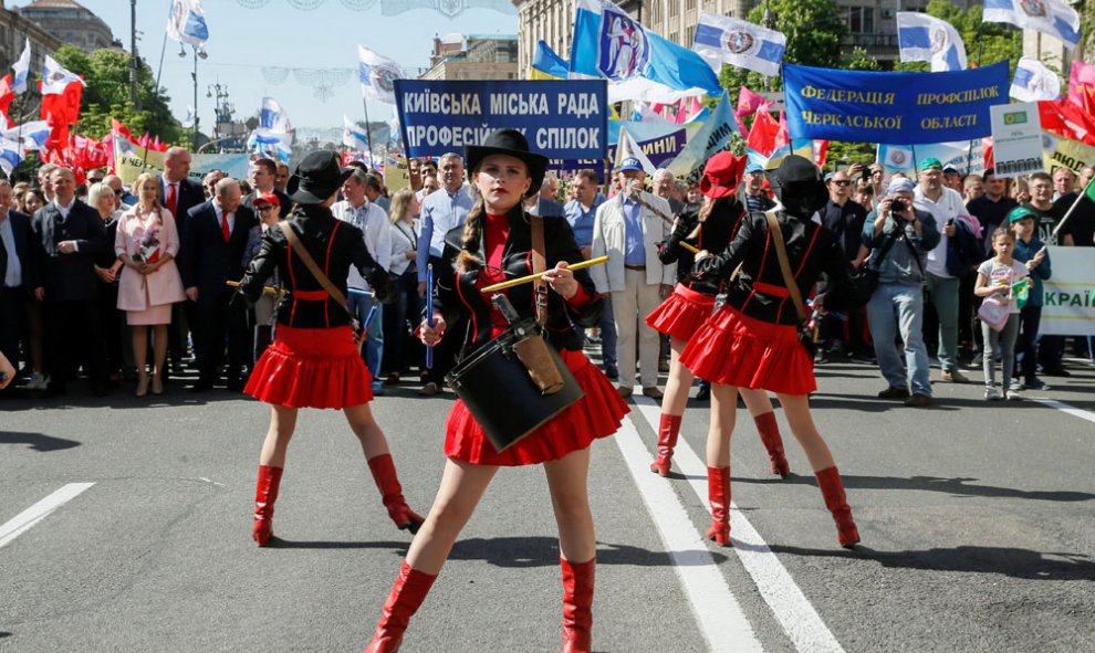 Un grupo de percusión lidera la manifestación del Día del Trabajador en Kiev (Ucrania). EFE/ Sergey Dolzhenko