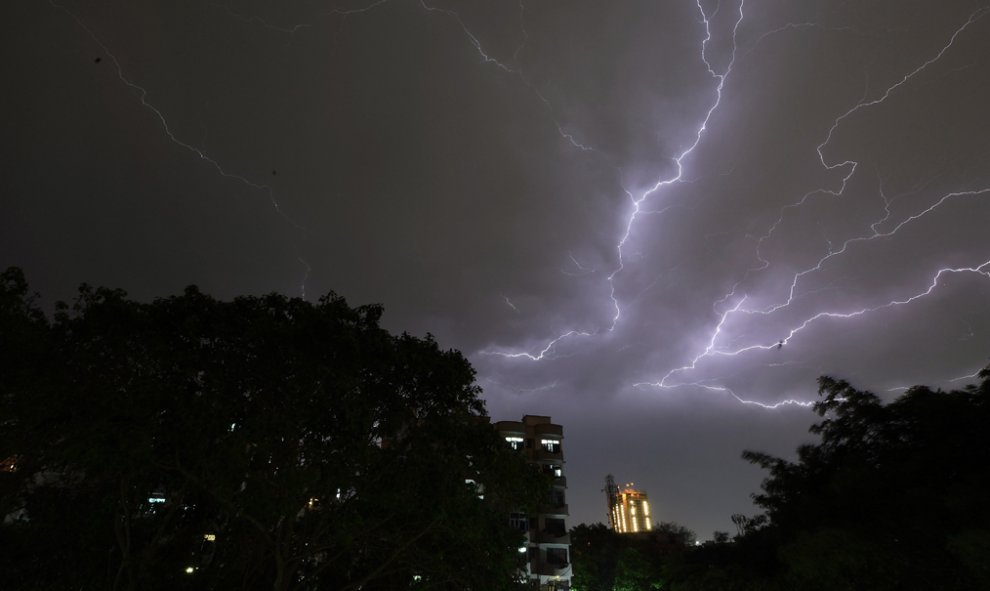 Un rayo sobre en las afueras de la capital india Nueva Delhi. PRAKASH SINGH / AFP