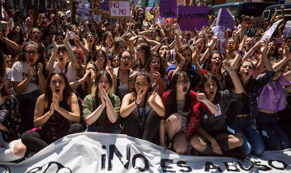 Cientos de estudiantes se manifiestan contra la sentencia a 'La Manada' frente al Ministerio de Justicia, en Madrid, en una jornada de huelga convocada por el Sindicato de Estudiantes.- JAIRO VARGAS