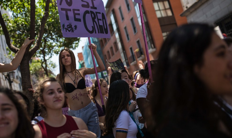 Miles de estudiantes se manifiestan frente al Ministerio de Justicia, en Madrid, contra la sentencia a 'La Manada'.-JAIRO VARGAS