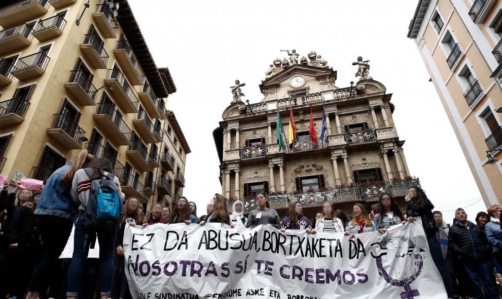 Medio millar de estudiantes se han concentrado en la plaza Consistorial de Paplona en respuesta a la movilización que impulsa el Sindicato de Estudiantes y la plataforma Libres y Combativas, en contra de la sentencia contra 'La Manada'.- EFE/Jesús Diges