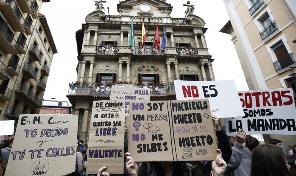 Medio millar de estudiantes se han concentrado en la plaza Consistorial de Paplona en respuesta a la movilización que impulsa el Sindicato de Estudiantes y la plataforma Libres y Combativas, en contra de la sentencia contra 'La Manada'.- EFE/Jesús Diges