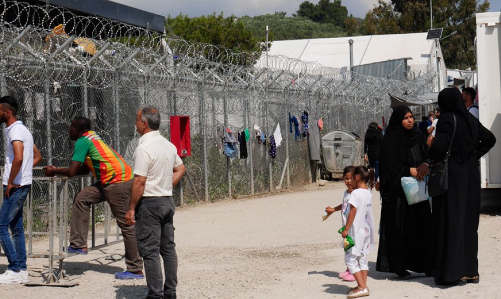 Zona de petición de asilo en el Centro de registro de Moria, con refuerzo de alambradas porque los retrasos provocan que sea uno de los puntos calientes del campamento. / M.I