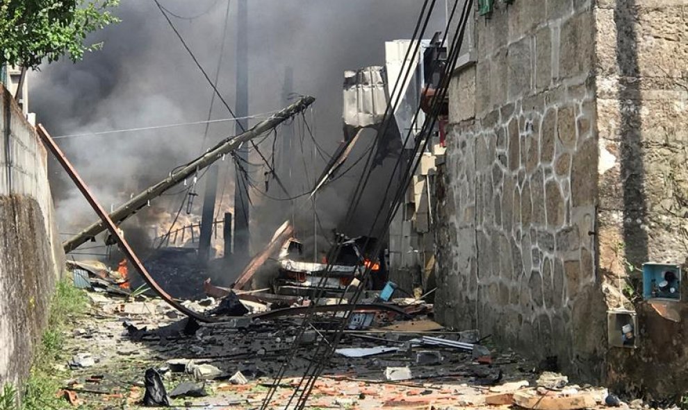 Vista de los destrozos provocados por una explosión ocurrida esta tarde en el municipio pontevedrés de Tui/EFE