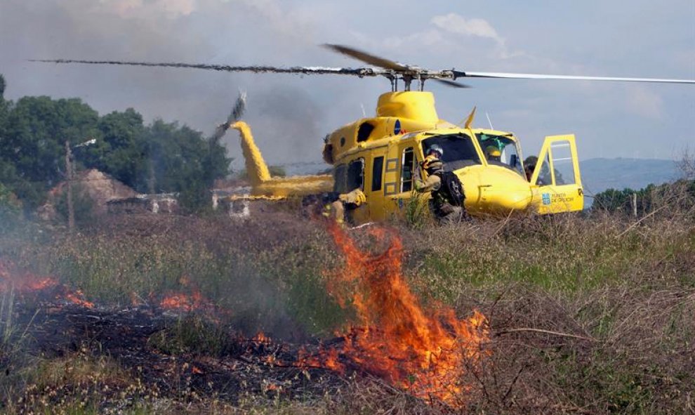 Un helicóptero junto al lugar en el que varias personas han resultado heridas en la explosión/EFE