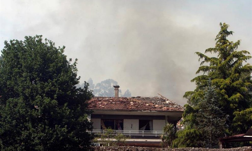 Una columna de humo en las inmediaciones del lugar/EFE