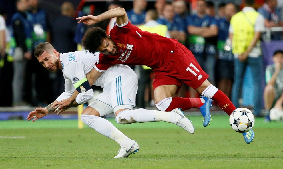 Sergio Ramos agarra del brazo a Salah en la jugada en la que el futbolista del Liverpool acabó lesionado del hombro.- REUTERS