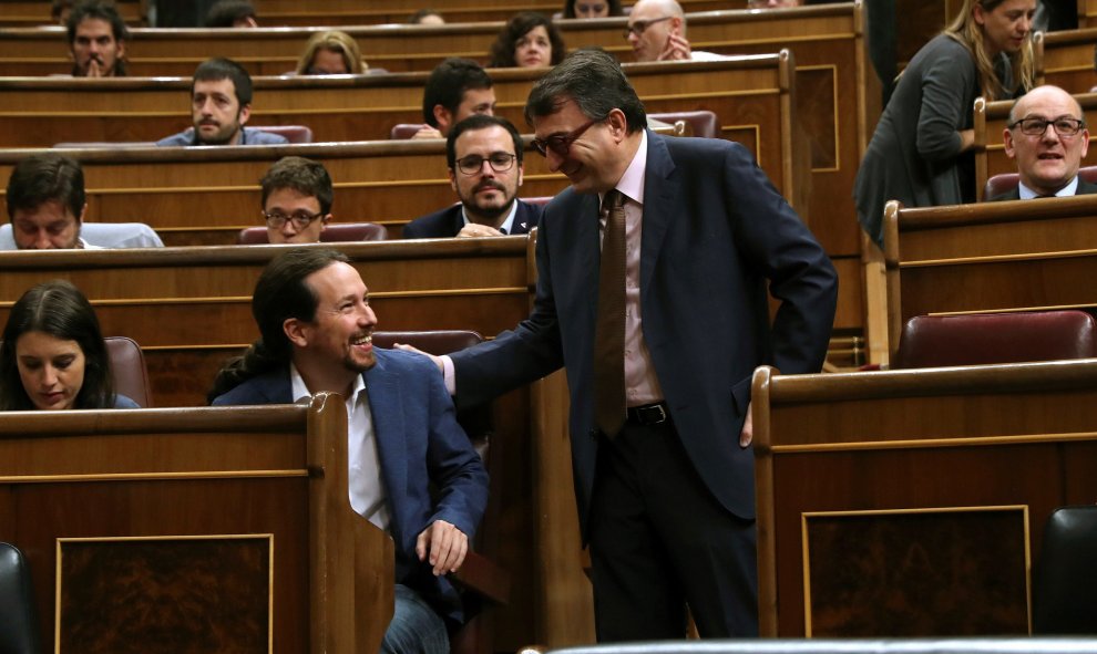 El portavoz del PNV, Aitor Esteban, saluda al líder de Unidos Podemos, Pablo Iglesias, al inicio de la primera jornada de la moción de censura - EFE