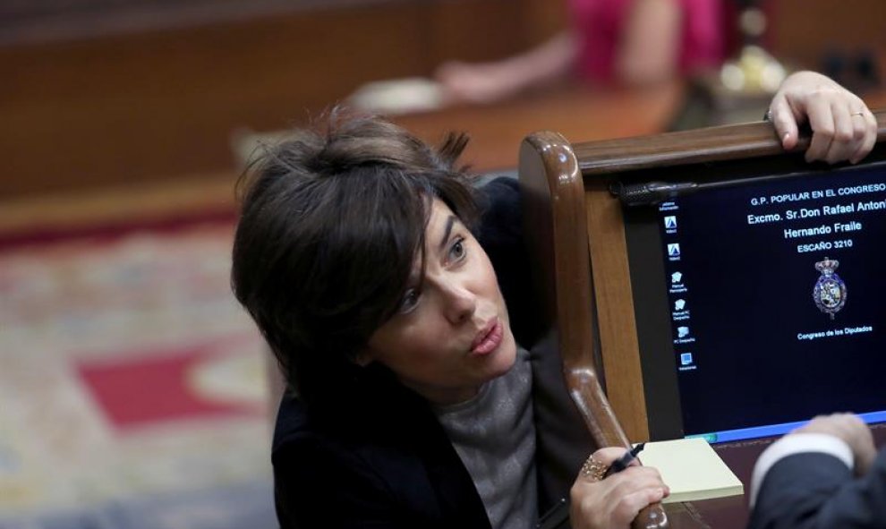 La vicepresidenta del Gobierno, Soraya Sáenz de Santamaría, momentos antes de reanudarse esta tarde el debate de la moción de censura contra el presidente del Gobierno, Mariano Rajoy - EFE