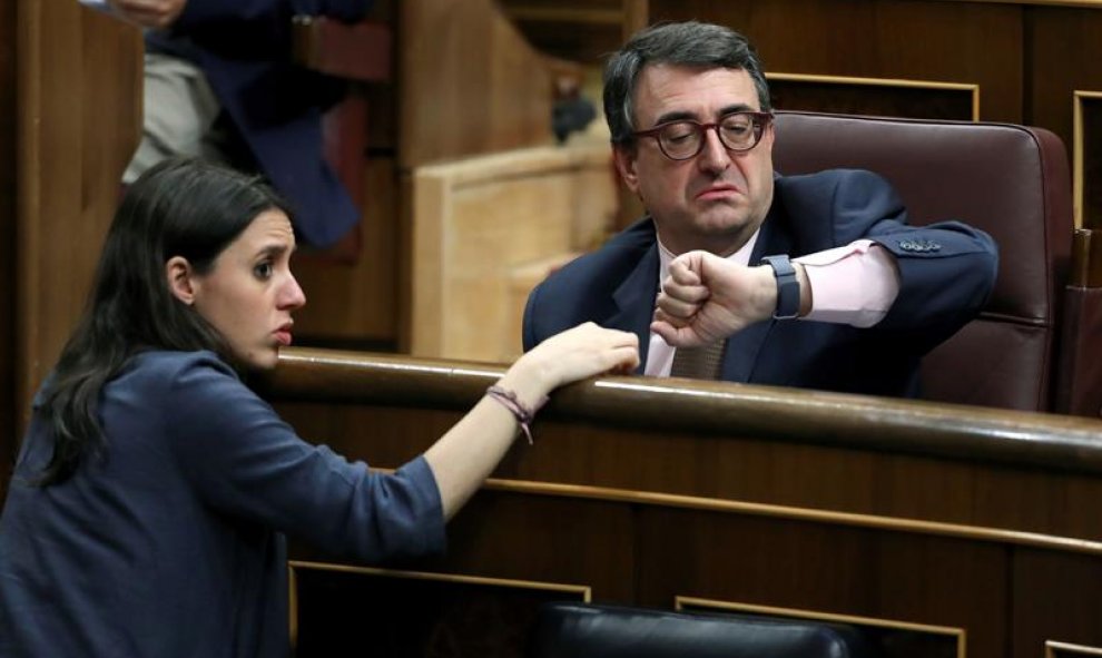 El portavoz del PNV, Aitor Esteban, conversa con la portavoz de Podemos, Irene Montero, esta tarde durante el debate de la moción de censurA - EFE