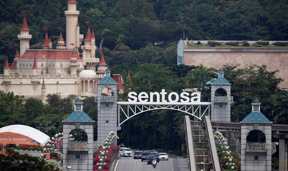 La caravana del líder norcoreano Kim Jong-un llegando al encuentro con Trump, en la isla Sentosa en Singapur. / Reuters