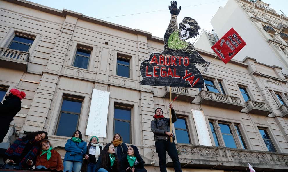 Miles de personas festejan la aprobación de la despenalización del aborto por parte de la Cámara de Diputados hoy, jueves 14 de junio de 2018, en las inmediaciones de la plaza del Congreso en Buenos Aires. (DAVID FERNÁNDEZ | EFE)