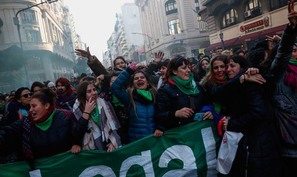 Abrumadora presencia femenina en la concentración. (DAVID FERNÁNDEZ | EFE)